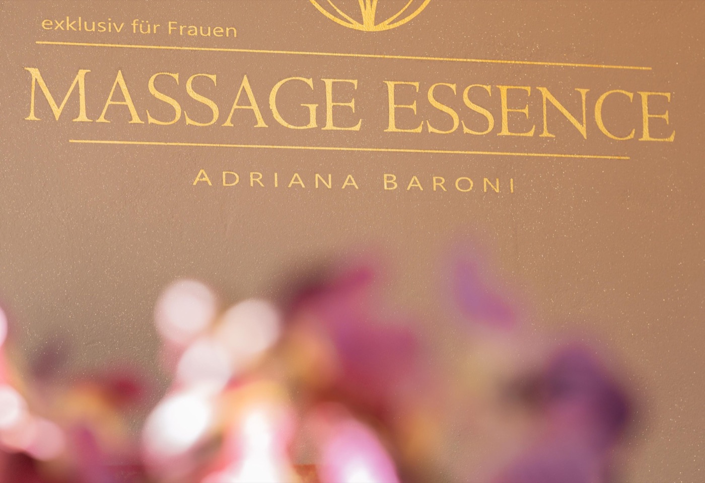 Goldene Wandschrift «Massage Essence, Adriana Baroni, exklusiv für Frauen»